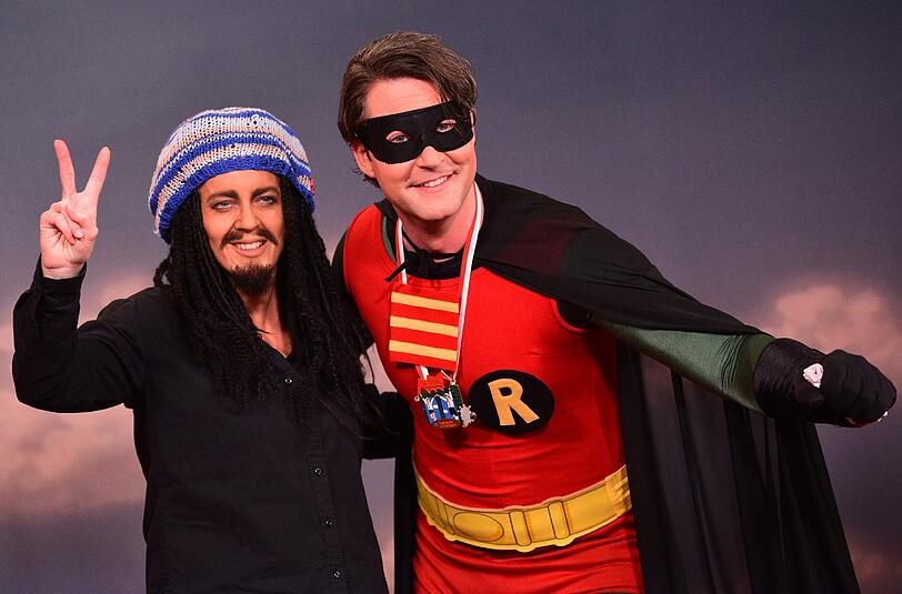 CSU-Generalsekretär Andreas Scheuer (r) als "Robin" verkleidet zur Fastnacht in Franken. Seine Begleitung verkleidete sich als Bob Marley.