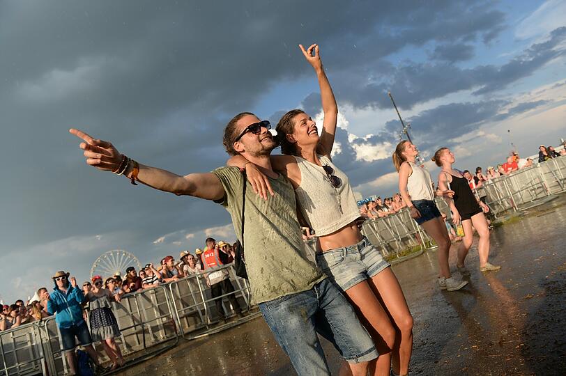 Der Tag begann bei Sommerwetter, dann kamen Donner, Blitz und Starkregen.