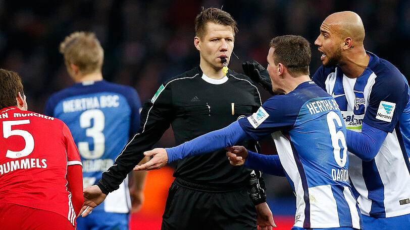 Es ging hoch her am 18. Februar im Spiel Hertha BSC gegen den FC Bayern (1:1): Hier beschweren sich die Berliner Vladimir Darida und John Anthony Brooks bei Schiedsrichter Patrick Ittrich.