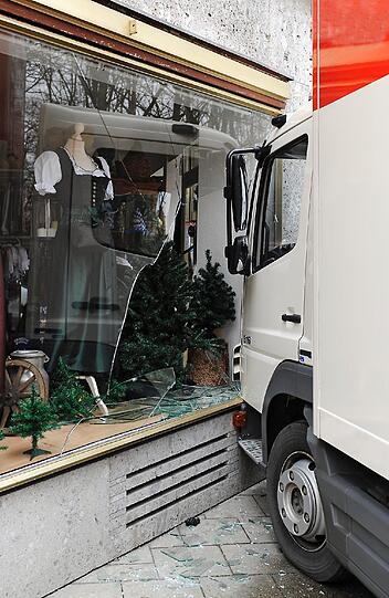 Der LKW wird in die Scheibe eines Modegschäfts gedrückt.