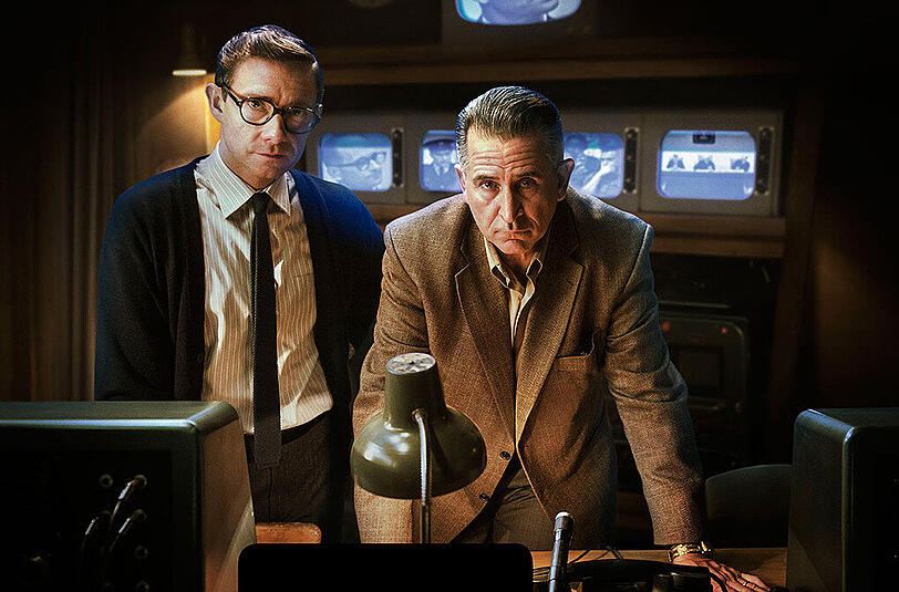 Martin Freeman und Anthony LaPaglia als amerikanisches Filmteam beim Eichmann-Prozess in Jerusalem.