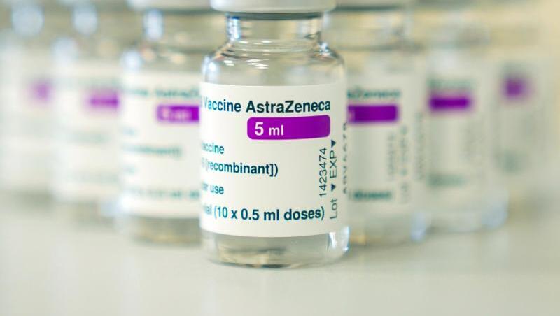 Ampullen mit dem Covid-19 Impfstoff des schwedisch-britischen Pharmakonzerns Astrazeneca.