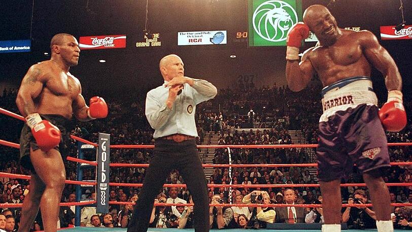 Da hat er mich gebissen! Holyfield nach der Attacke. Da hat er mich gebissen! Holyfield nach der Attacke.
