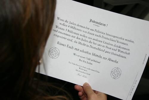 Unbekannte haben zehn Briefe mit rassistischen und antisemitischen Parolen verschickt.