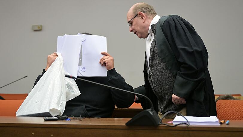 Der Student verbarg sein Gesicht zu Beginn des Prozesses.