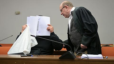 Der Student verbarg sein Gesicht zu Beginn des Prozesses.