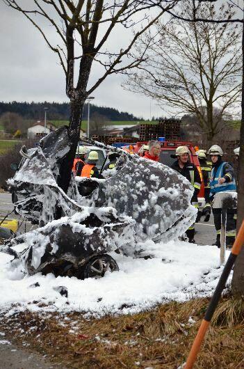 Horror-Unfall am Tag von Heiligabend: Ein Auto ist auf der B12 gegen einen Baum geschleudert. Der Insasse verbrannte im Wrack.