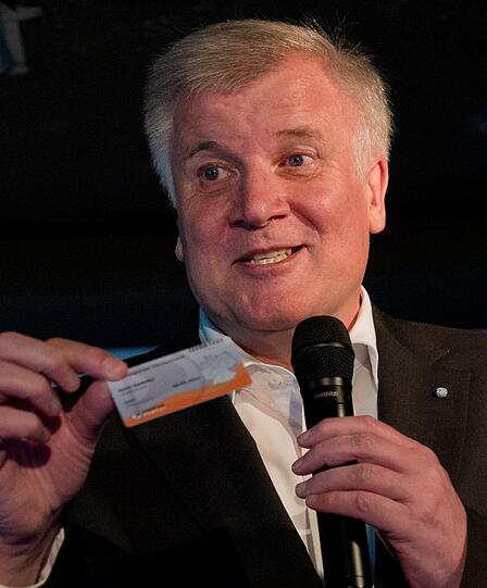 Viel Gedränge, aber eigentlich nur um seehofer selbst. Am Eingang und im P1 war nicht so viel los. Terrasse und einige Räume in der Nobeldisco wurden gar nicht gebraucht. Die Bilder vom CSU-Event im P1.