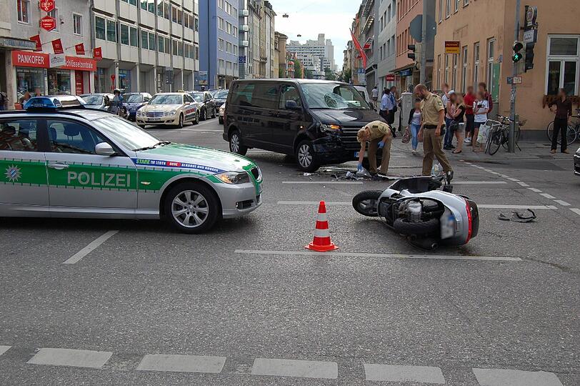 Unfall auf der Schwanthaler: Ein Rollerfahrer wurde dabei schwer verletzt