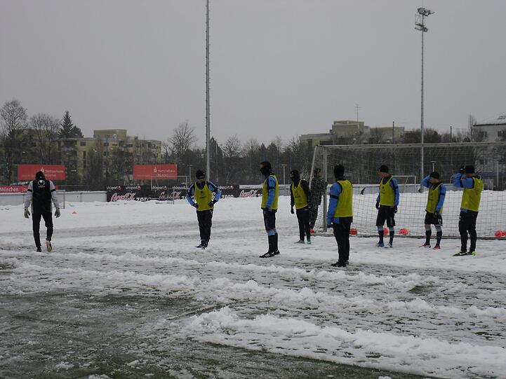 Hart , härter, Alexander Schmidt. Der Trainer des TSV 1860 schickte seine Jungs am Montagvormittag trotz klirrender Kälte, Schneeregen und schneebedeckten Trainingsplätzen raus zum Anschwitzen. Am Abend spielen die Löwen gegen den 1. FC Kaiserslautern. Die Bilder vom Matsch-Training