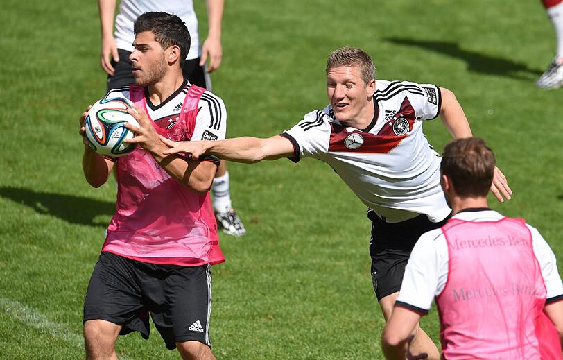 Falsche Sportart? Kevin Volland und Bastian Schweinsteiger üben sich im Trainingslager in Südtirol bei einem Spielchen im Handball.