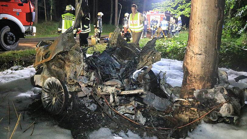 Von dem BMW ist nicht mehr viel zu erkennen. Der Fahrer war sofort tot.