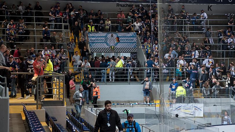 Wegen eines Feueralarms wurde das Spiel des EHC unterbrochen. Die Halle wurde evakuiert.