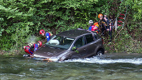 Geradeaus statt Rechtskurve: Dieser Fahrfehler endet im Fluss. Die Bilder.