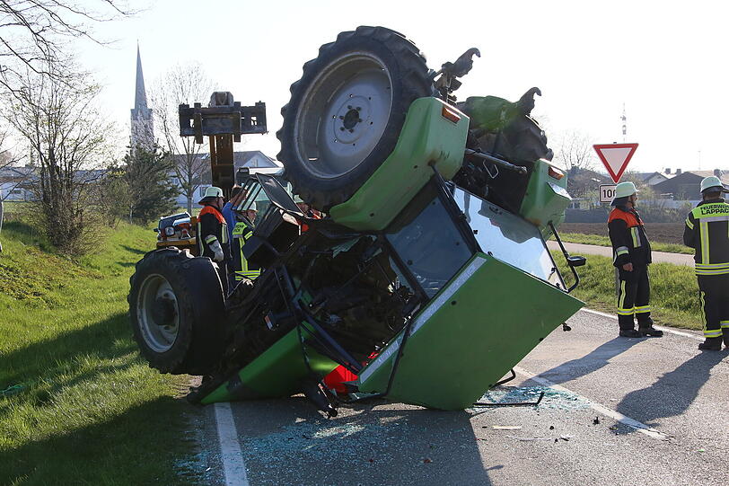 Der BMW versuchte während des Abbiegevorgangs des Traktors zu überholen - es kam zum Zusammenstoß. Beide Fahrzeuge wurden schwer beschädigt.