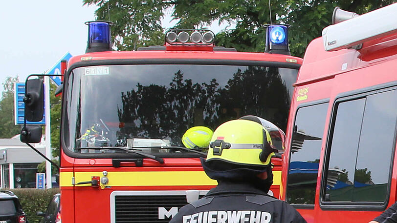Die Feuerwehr musste die Scheibe des Autos einschlagen, um das Kind zu befreien. Die Bilder vom Einsatz in Waldkraiburg.