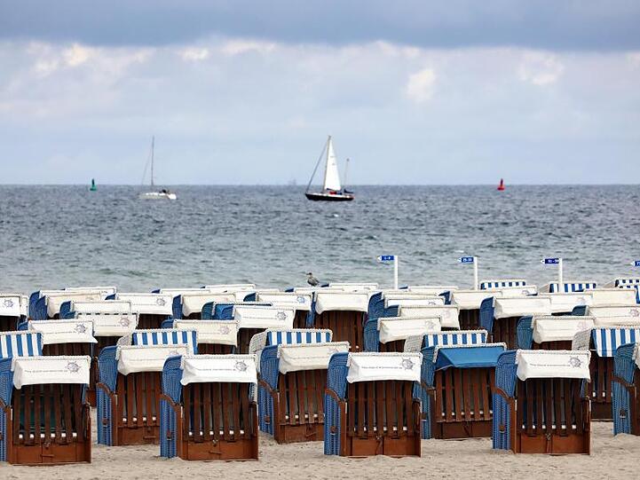 Leer sind die Strandkörbe in Warnemünde.