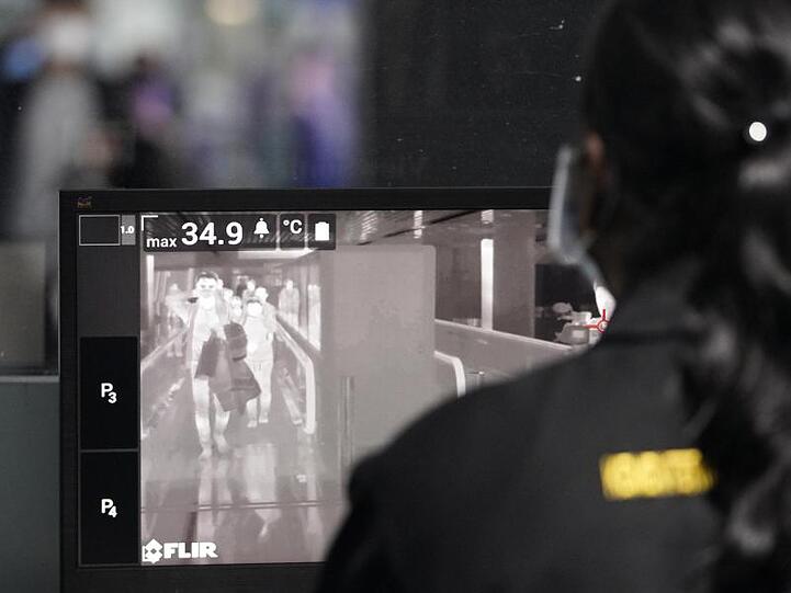 Personal der malaysischen Gesundheitsbehörde überprpüft am internationalen Flughafen Kuala Lumpur Reisende mit Wärmebildscannern.