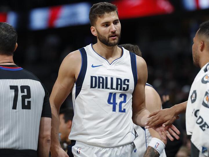 Maxi Kleber (M) von den Dallas Mavericks. Foto: David Zalubowski/AP/dpa/Archivbild