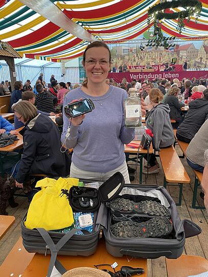 Nicole Hofmeister nach dem Öffnen: "Ich bin richtig zufrieden und glaube, ich habe einen superguten Deal gemacht! In meinem Koffer sind Apple-Kopfhörer, eine Sony-Playstation Portable, eine Flasche Schnaps, Schuhe, ein Hut, ein Buch, einige Klamotten, ein Mini-Tablet, ein Parfüm und vieles mehr!"