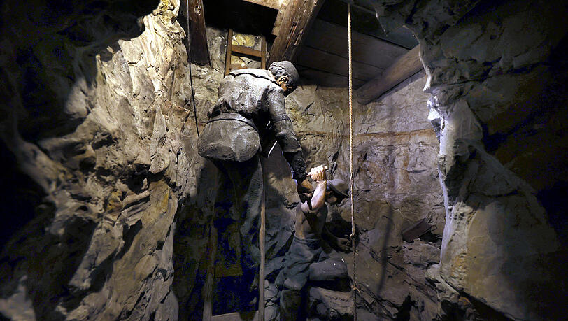 Einer arbeitet mit Hammer und Meißel, einer fährt. Im Bergbau fährt man, selbst, wenn man eine Leiter benutzt. Einer arbeitet mit Hammer und Meißel, einer fährt. Im Bergbau fährt man, selbst, wenn man eine Leiter benutzt.