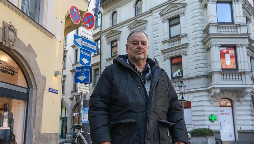 Schilderchaos in der Innenstadt: Die Verkehrsschilder an der Stelle widersprechen sich. Ralf Weiss ärgert sich darüber, er hat einen Strafzettel bekommen.