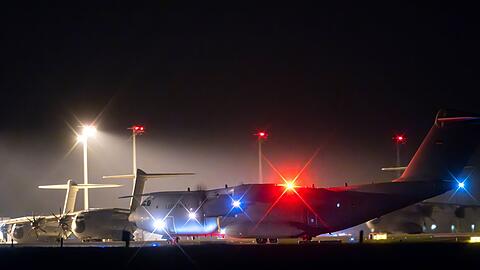 Ein Transportflugzeug vom Typ A400M der deutschen Luftwaffe landet am Fliegerhorst Wunstorf.