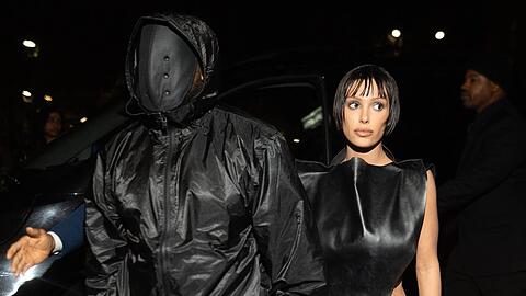 Kanye West und seine Frau und "Muse" Bianca Censori sorgen bei der Fashion Week in Paris für Schlagzeilen.