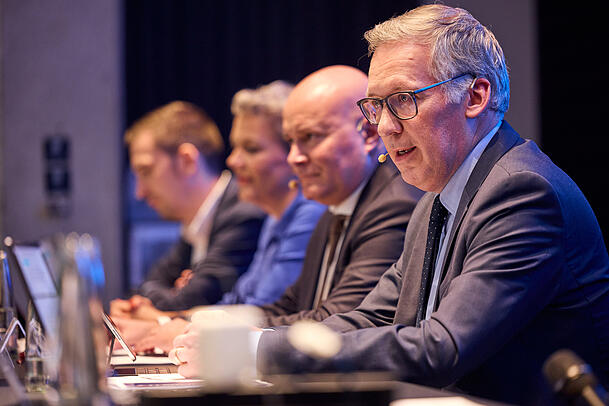 VDA-Chef Jürgen Mindel (vorne) und Christian Vorländer von der Messe erklären die Details zur IAA 2025. VDA-Chef Jürgen Mindel (vorne) und Christian Vorländer von der Messe erklären die Details zur IAA 2025.