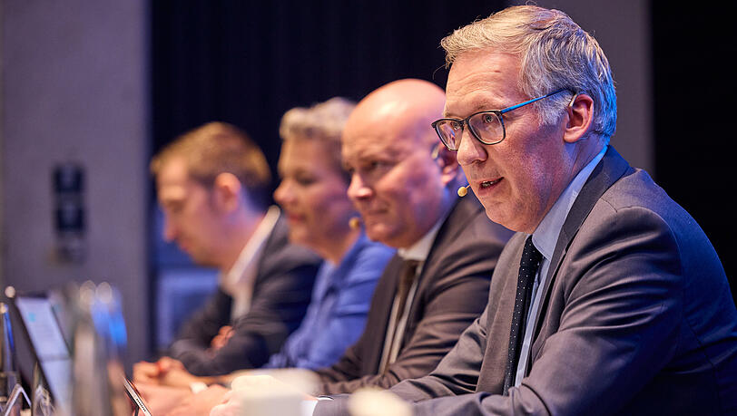 VDA-Chef Jürgen Mindel (vorne) und Christian Vorländer von der Messe erklären die Details zur IAA 2025. VDA-Chef Jürgen Mindel (vorne) und Christian Vorländer von der Messe erklären die Details zur IAA 2025.