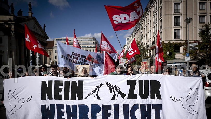 Demonstranten der SDAJ auf der Kundgebung und Demonstration der deutschen Friedensbewegung. Demonstranten der SDAJ auf der Kundgebung und Demonstration der deutschen Friedensbewegung.