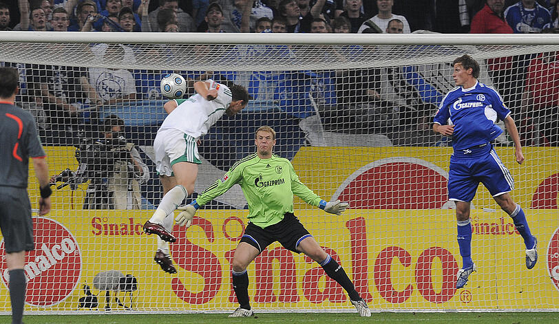 Als Neuer noch das Schalke-Trikot trug, traf Dzeko häufiger gegen ihn. Als Neuer noch das Schalke-Trikot trug, traf Dzeko häufiger gegen ihn.
