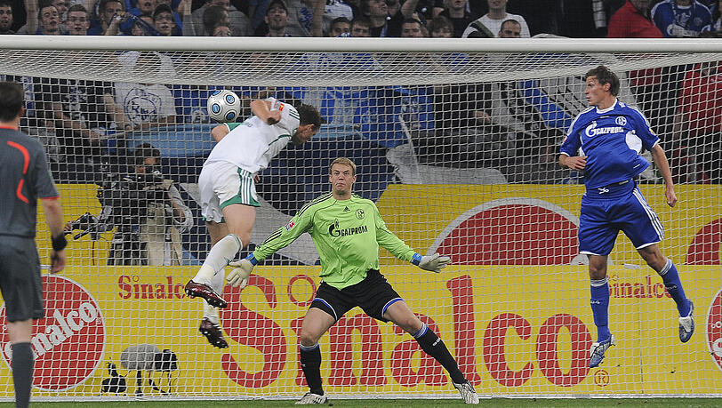 Als Neuer noch das Schalke-Trikot trug, traf Dzeko häufiger gegen ihn. Als Neuer noch das Schalke-Trikot trug, traf Dzeko häufiger gegen ihn.