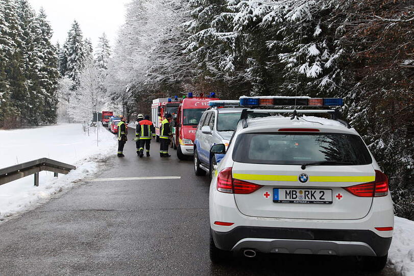 Am Bahnübergang zwischen Piesenkam und Warngau rammt ein Regionalzug ein Auto. Ein Mensch stirbt, weitere werden eingeklemmt.