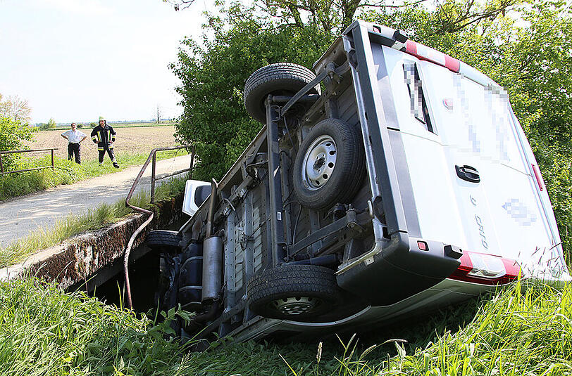 An einer Engstelle stießen ein Transporter und ein Traktor zusammen - der Pkw landete im Bach. Die Bilder.