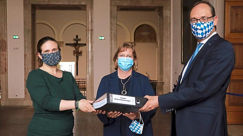 Initiatorin Lena Giedat, Ruth Waldmann (SPD) und Bernd Seidenath (CSU) im Landtag (von links).
