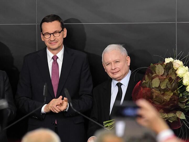 Polens Regierungschef Mateusz Morawiecki (l) und Jaroslaw Kaczynski (r), Vorsitzender der PiS-Partei, am Wahlabend in Warschau.