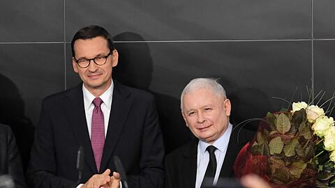 Polens Regierungschef Mateusz Morawiecki (l) und Jaroslaw Kaczynski (r), Vorsitzender der PiS-Partei, am Wahlabend in Warschau.