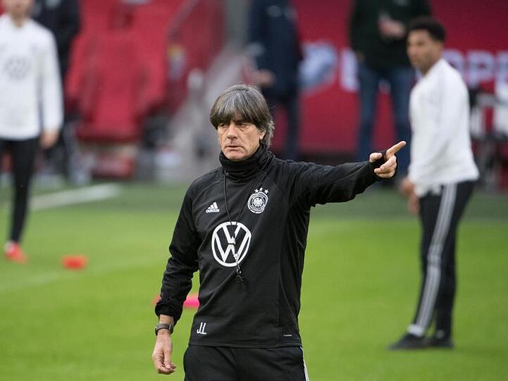 Bundestrainer Joachim Löw tritt mit dem DFB-Team in den Niederlanden an.