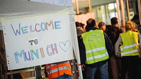 "Willkommen in München" steht auf einem Schild am Bahnhof.