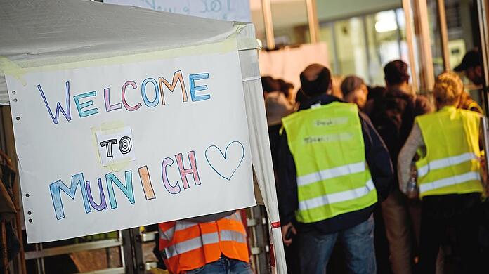 "Willkommen in München" steht auf einem Schild am Bahnhof.