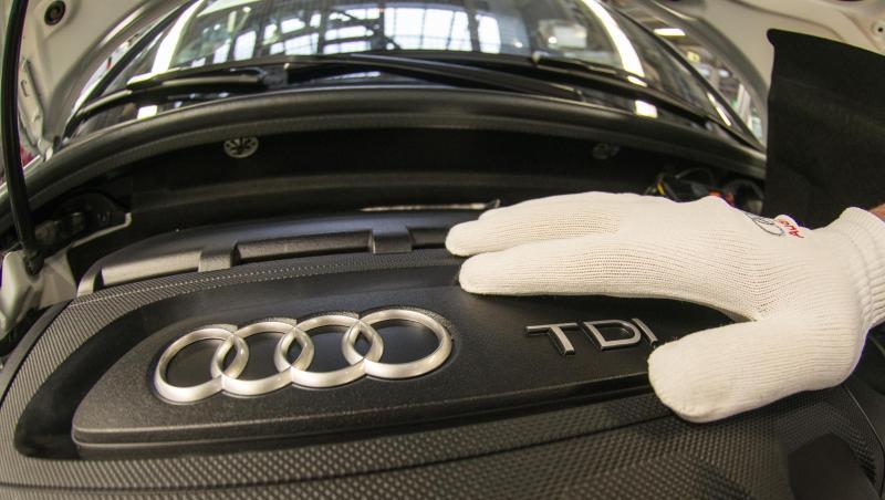 Ein Mann arbeitet in der Produktion im Audi-Werk. Ein Mann arbeitet in der Produktion im Audi-Werk.