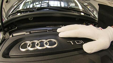 Ein Mann arbeitet in der Produktion im Audi-Werk.