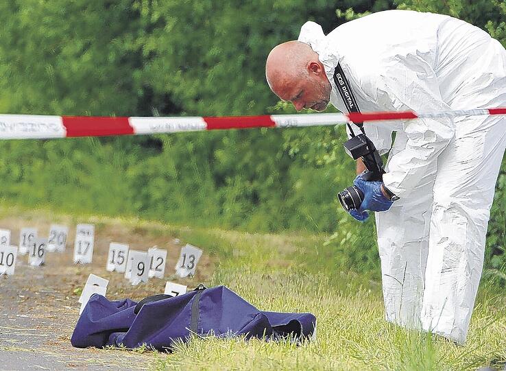 Akribisch werden alle Spuren nach der tödlichen Schießerei in Bayreuth gesichert.