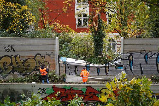 Am Kolumbusplatz in München stürzte ein Baum auf einen Zug. Am Kolumbusplatz in München stürzte ein Baum auf einen Zug.