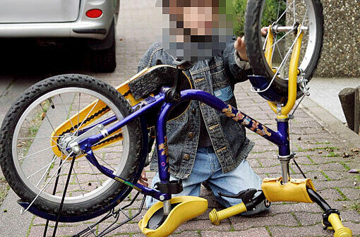 Kind mit dem Fahrrad unterwegs. (Symbolbild)