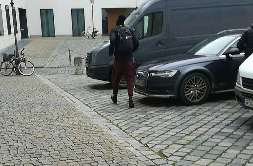 Da geht er hin: Jerome Boateng nach seiner Untersuchung in der Praxis von Dr. Müller-Wohlfart.