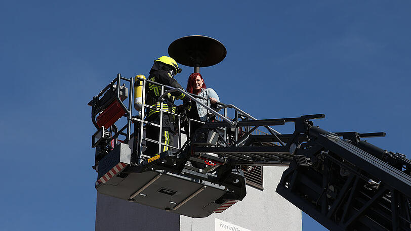 Die Feuerwehr-Übung diente ausschließlich dem Antrag von Sebastian. Seine Liebste Lisa war total überrascht und war bis zuletzt ahnungslos. Die Kameraden hielten dicht.