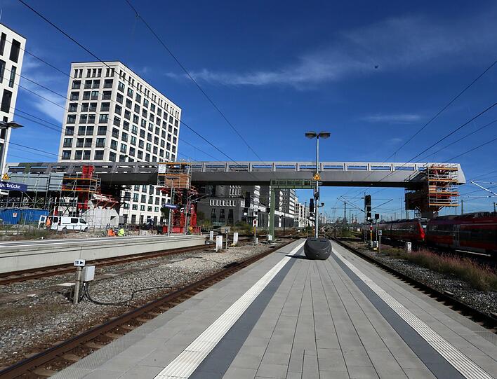 Ein Stück des Arnulfstegs ist bereits eingesetzt worden.