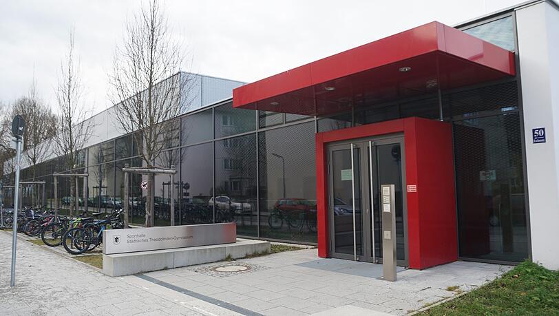 Vor der Sporthalle unterhalten sich abends oft Besucher – Anwohner finden das zu laut. Vor der Sporthalle unterhalten sich abends oft Besucher – Anwohner finden das zu laut.